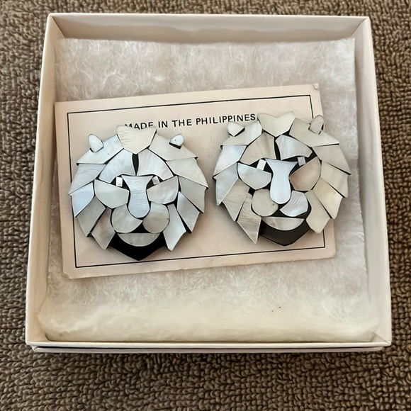 Mother of pearl handmade lion head earring each one unique every piece different - Picture 1 of 7